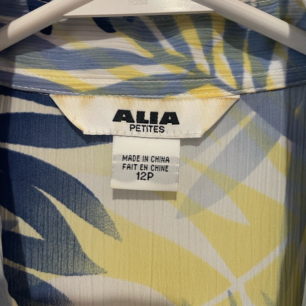Vintage 90s ALIA Women’s Polyester Short Sleeve Blouse Textured Crinkle Size 12P - Picture 2 of 16